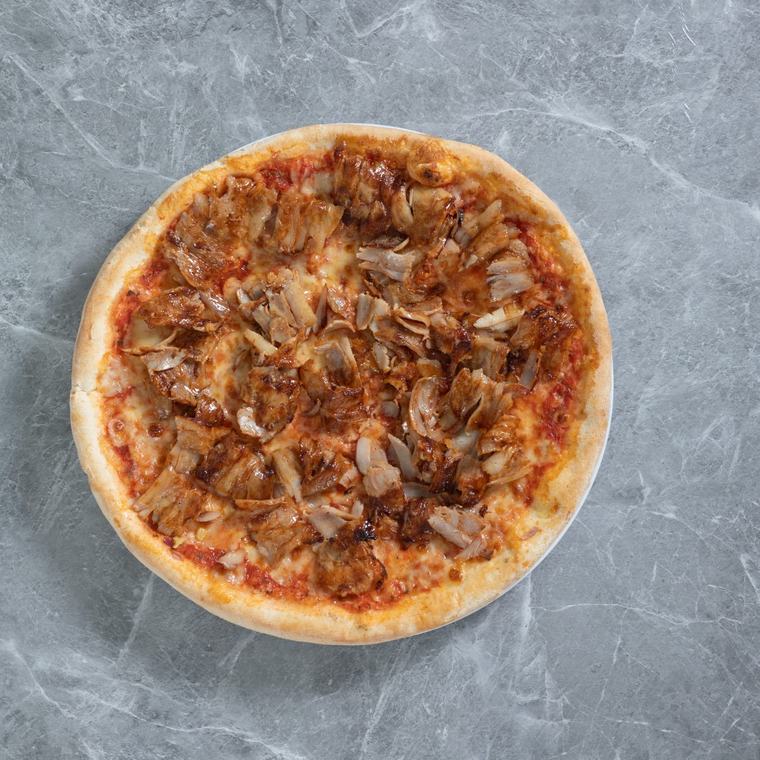 Döner Pizza frisch aus dem Ofen