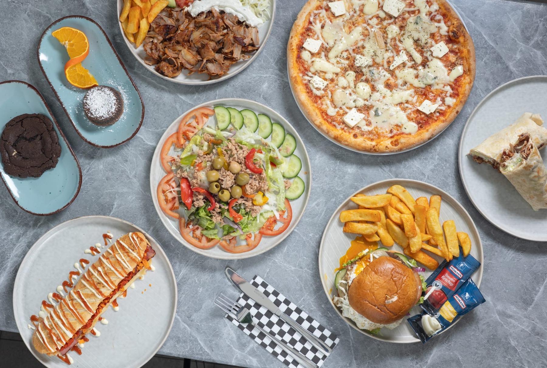 Tischvoll mit Döner, Pizza, Burger, Salat und Pommes