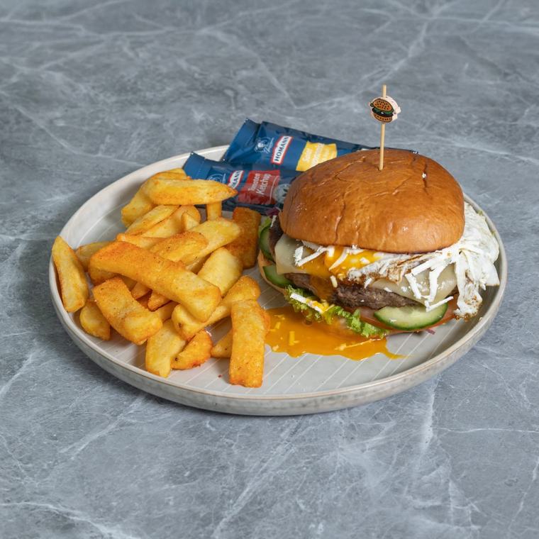 Tetova Hausburger mit Pommes