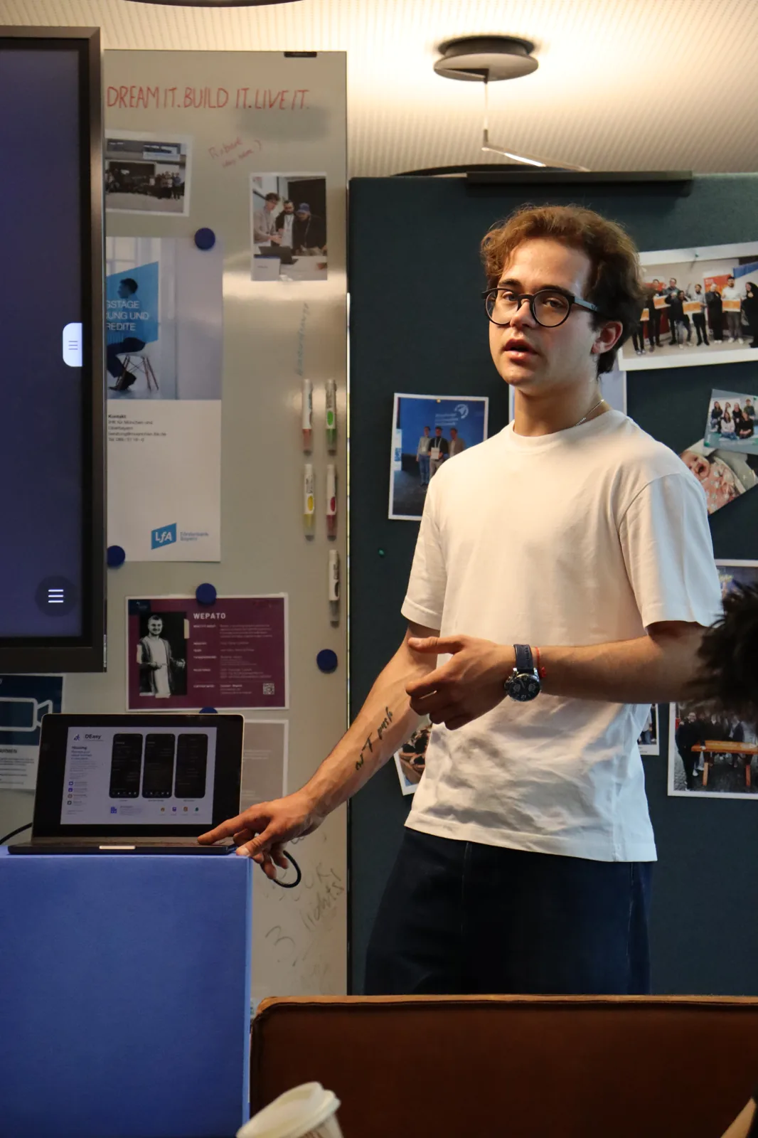 Mihail presenting DEasy live
